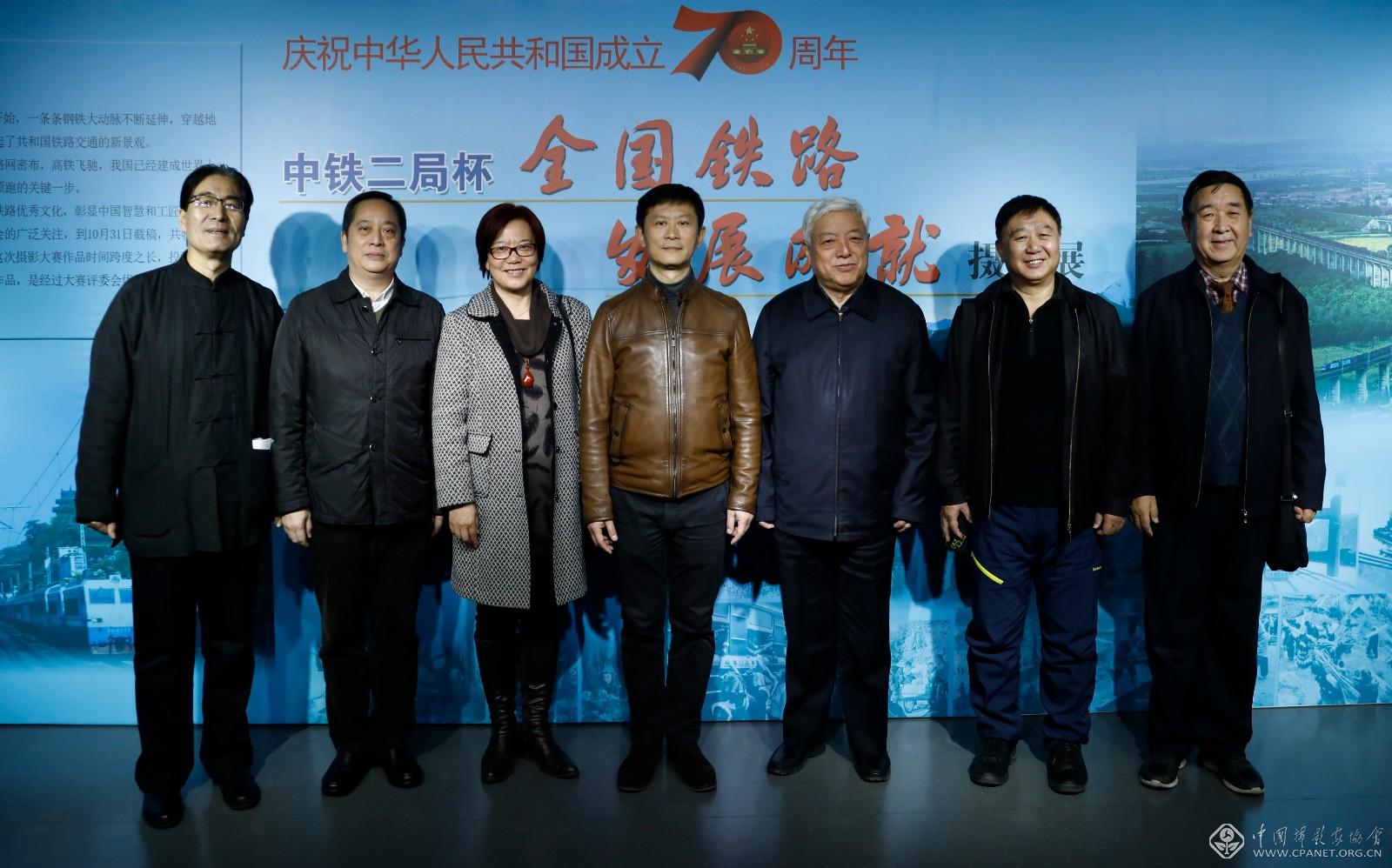 2 与会领导合影.jpg