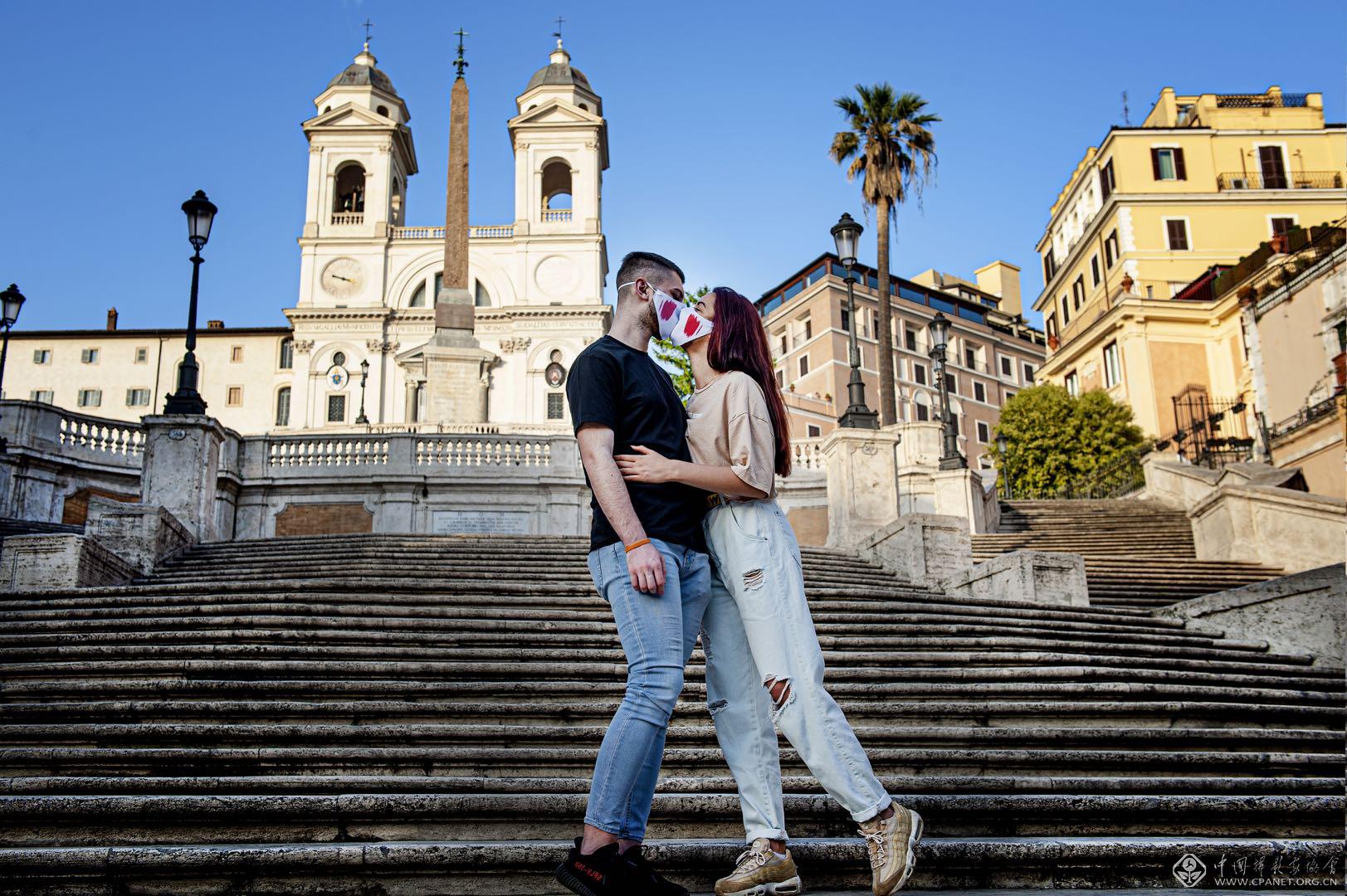 意98利罗马.西班9394 场,92对情侣戴着90罩 亲吻.