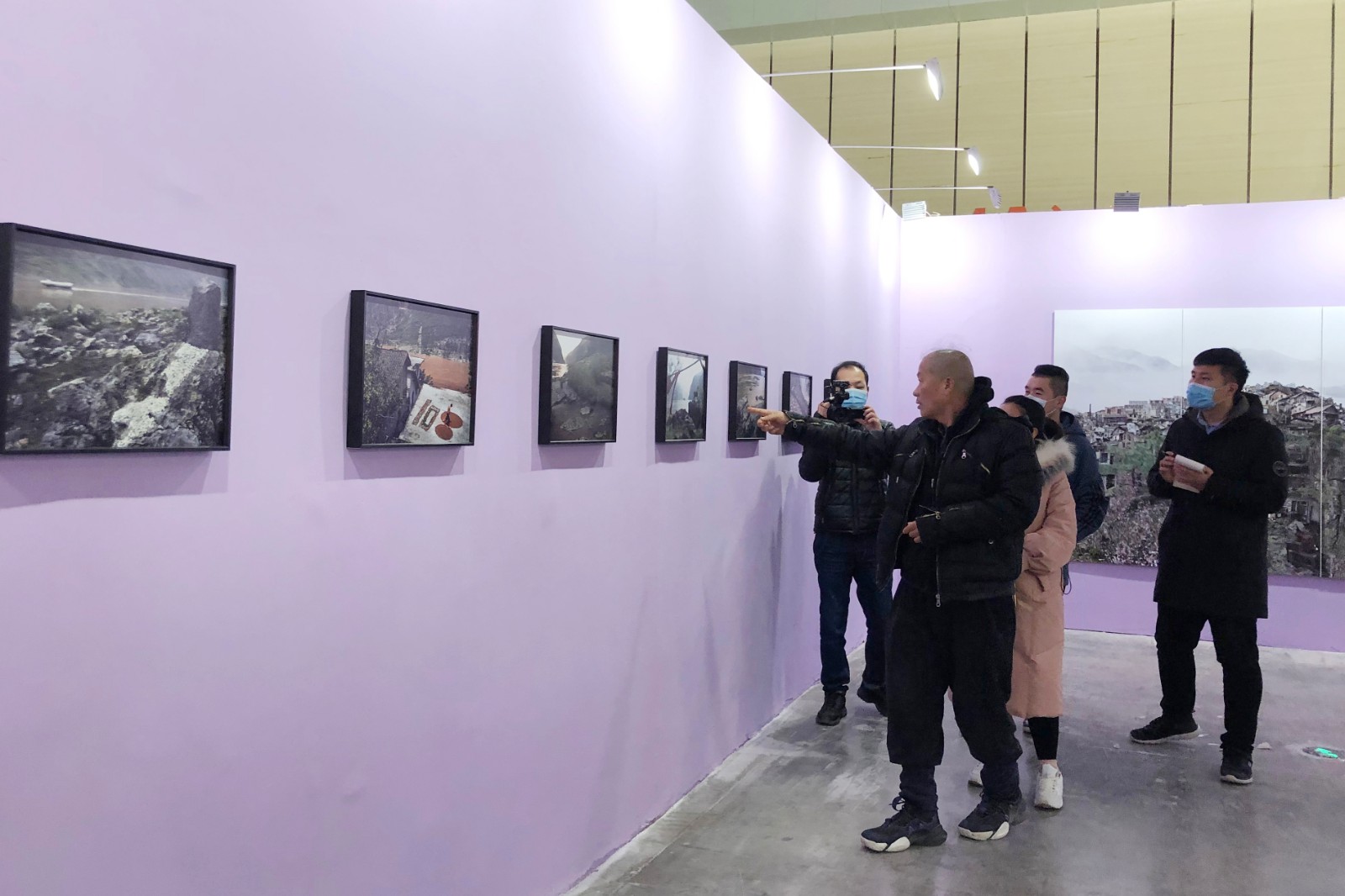 第十三届中国摄影金像奖艺术类和商业类策展人王庆松在展览布展期间