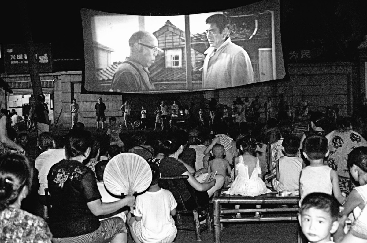 一边纳凉一边看电影  湖北武汉  1993年  摄影/胡伟鸣