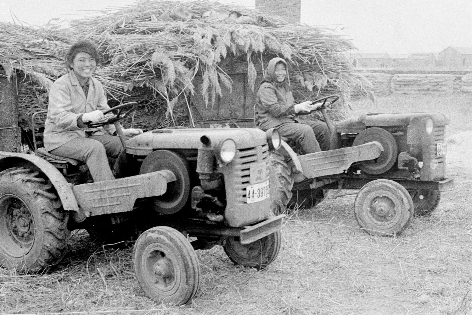 女拖拉机手  《山东画报》邹本东  摄