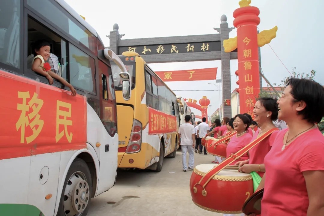 2011年8月23日,河南省淅川县移民带着小孩和家中的日用品搬迁.