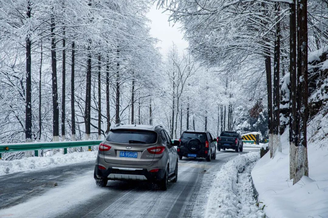 宜昌摄影人12天聚焦大雪封山清理积雪保畅通