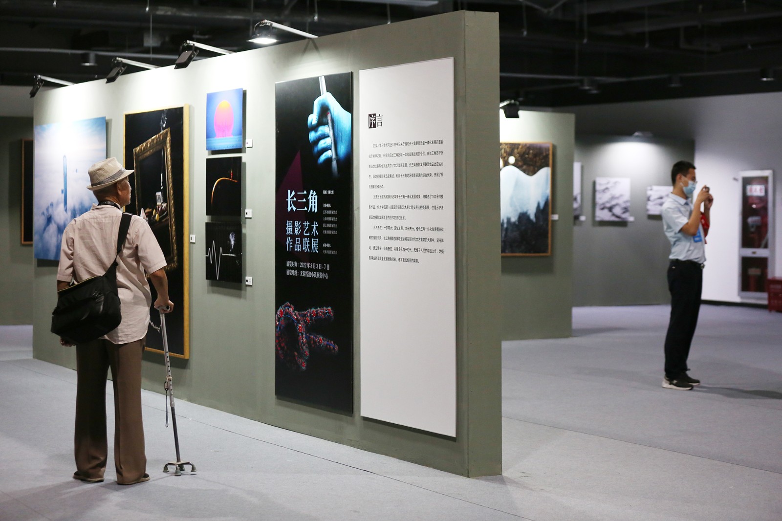 无锡本地组织的“长三角摄影艺术作品联展”展览现场。  张双双  (6).JPG