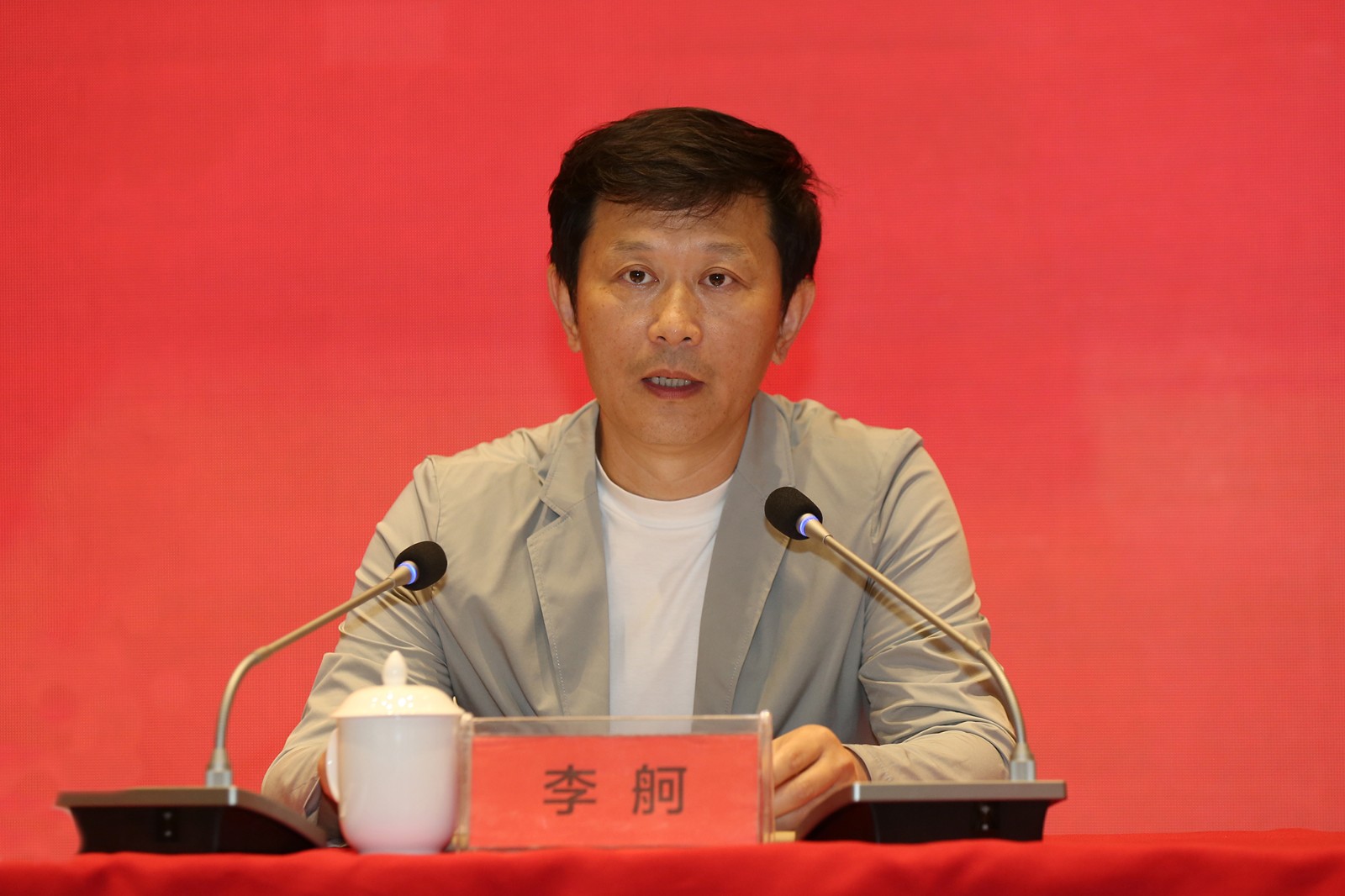 李舸作动员讲话.JPG