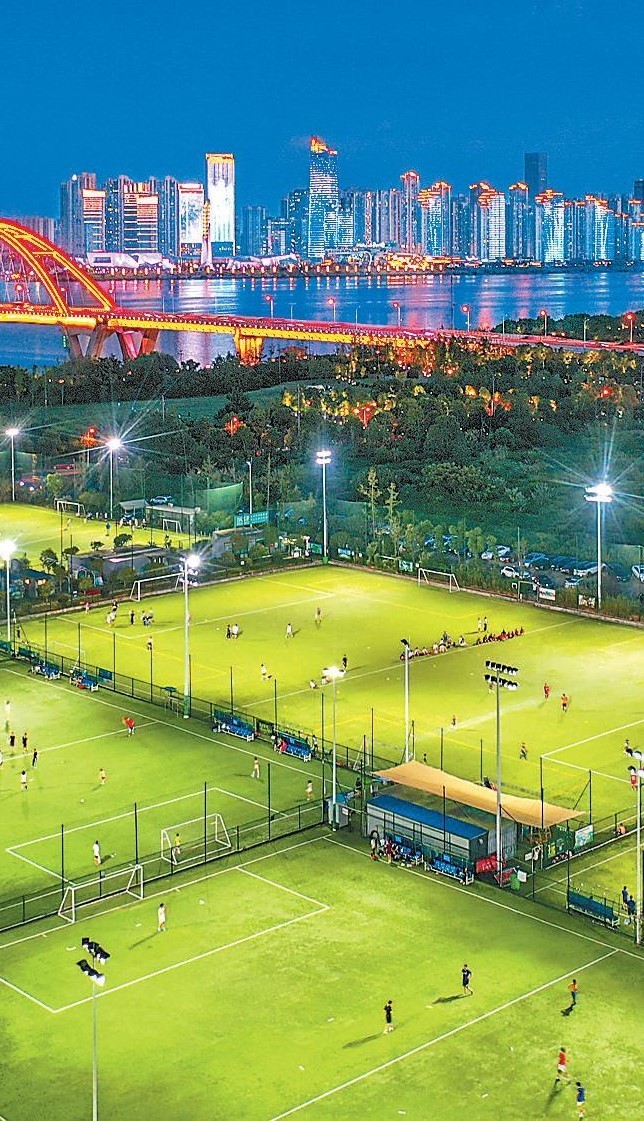 图为日前市民在长沙市岳麓区滨江体育公园足球场享受运动的乐趣.