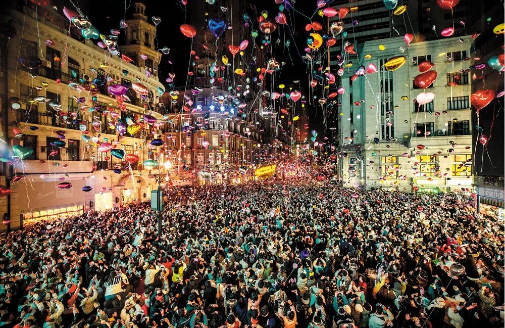 2021年12月31日,伴随着跨年的钟声,湖北省武汉市江汉路中心广场上的