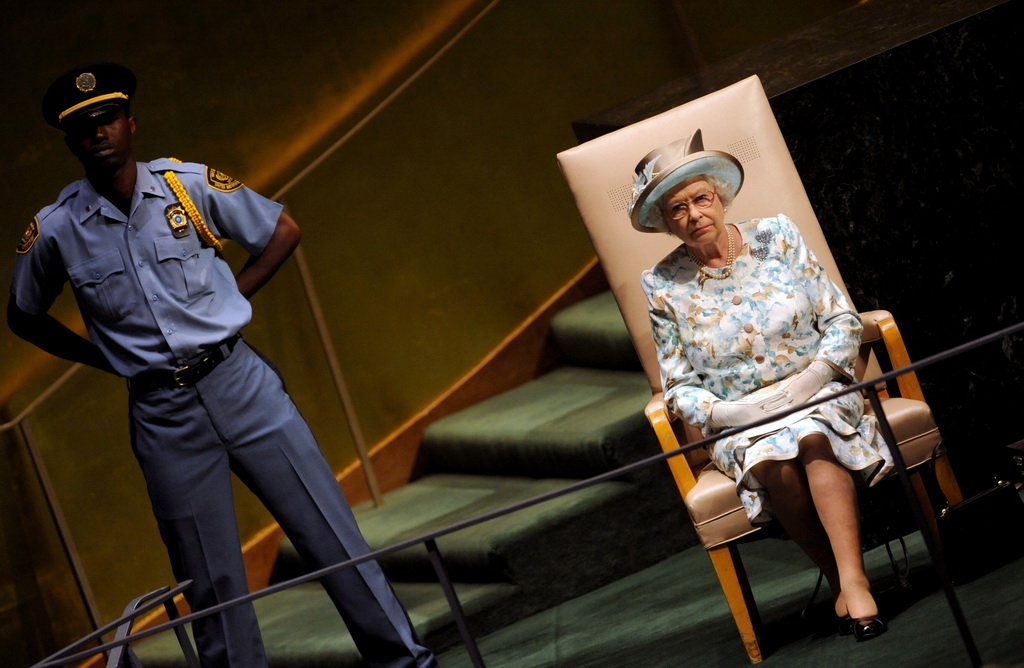 2010年7月6日，英国女王伊丽莎白二世在纽约联合国总部参加联大会议。这是她自1957年首次访问联合国以来，时隔53年的再度造访。