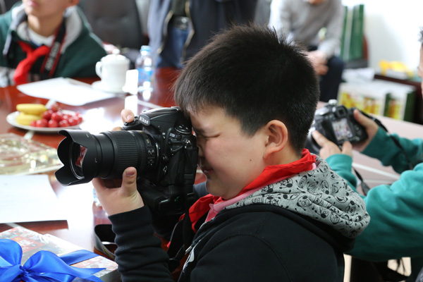 徐肖冰,侯波关怀下的两所摄影小学师生来访中国摄影家协会