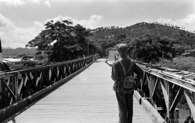 业界热点深圳各界群众游行示威至罗湖桥反对英美出兵约旦,黎巴嫩