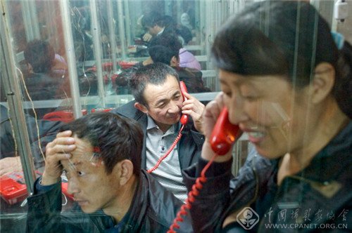 电子厂的车间是洁净室,打工者们工作时必须穿着无尘服.