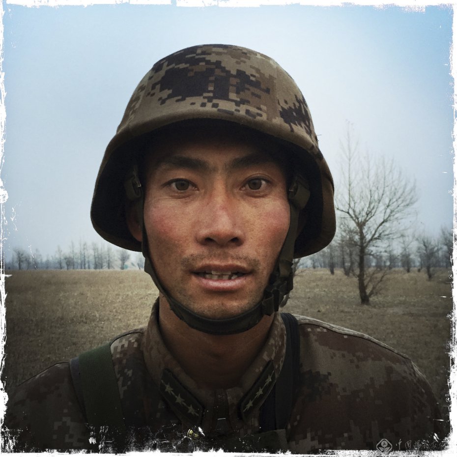 某步兵团钢铁七连连长吴波在演兵场上的面孔.2014年10月科尔沁草原