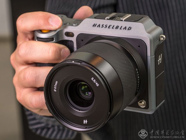 哈苏正式发布首款中画幅微单x1d