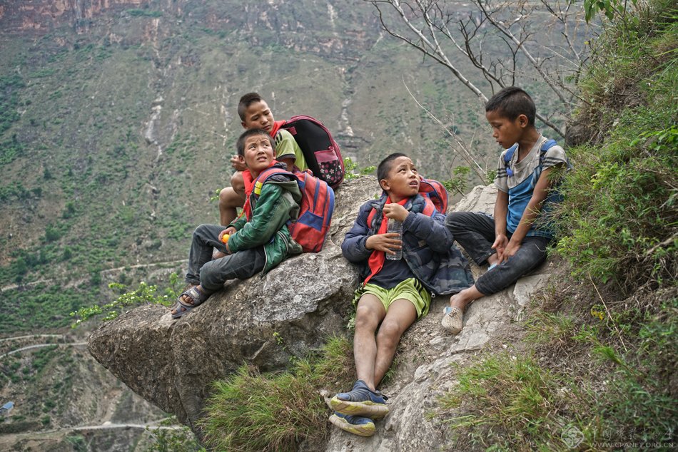 山里的孩子上学图片